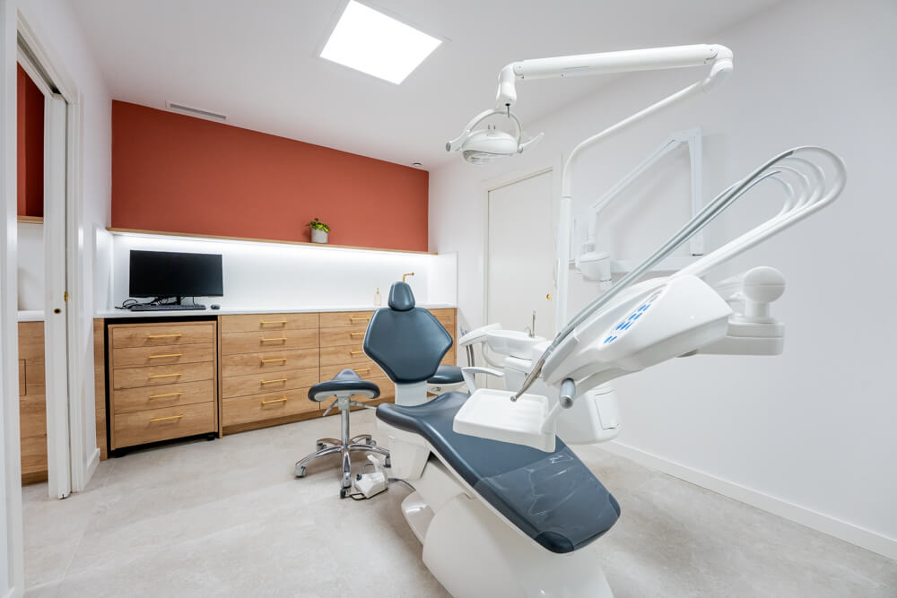 sala con cama y herramientas de la clínica dental