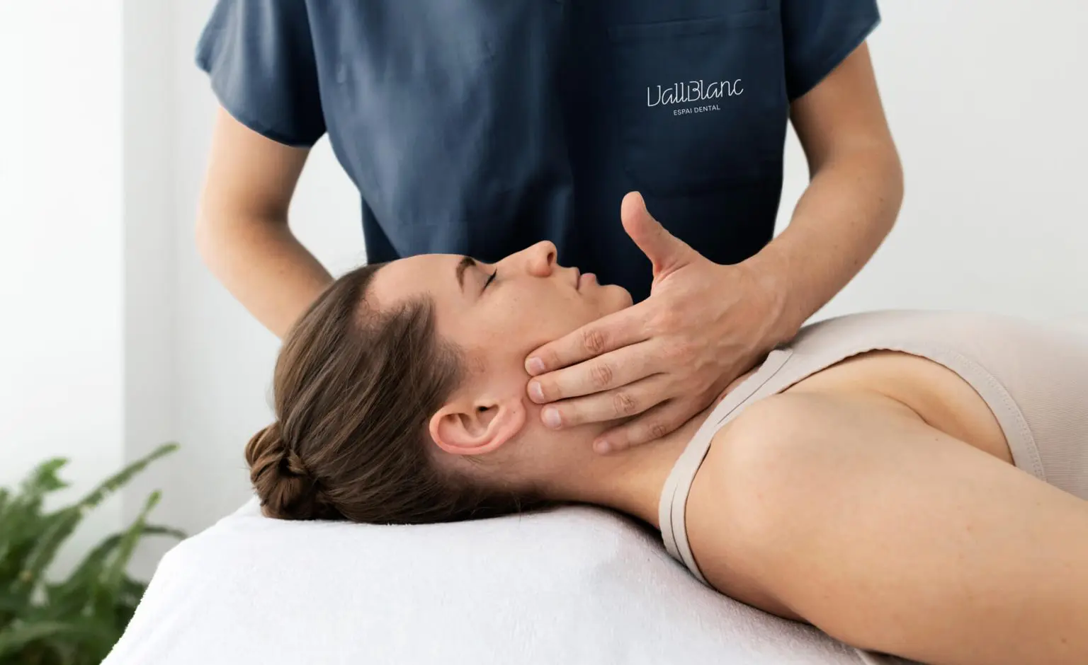 Fisioteràpia i osteopatia, fisioterapeuta amb una pacient