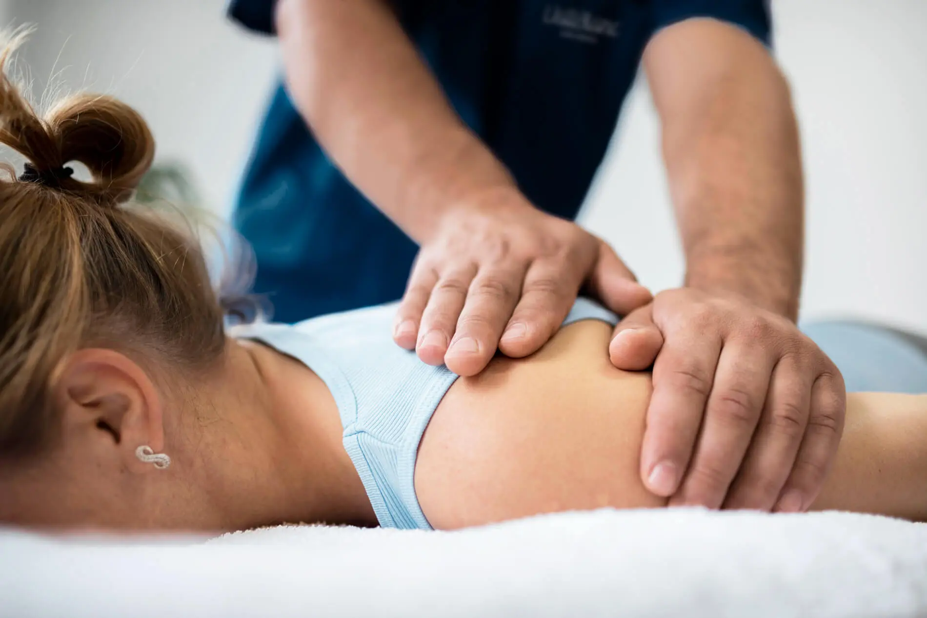 Fisioteràpia i osteopatia, fisioterapeuta amb una pacient