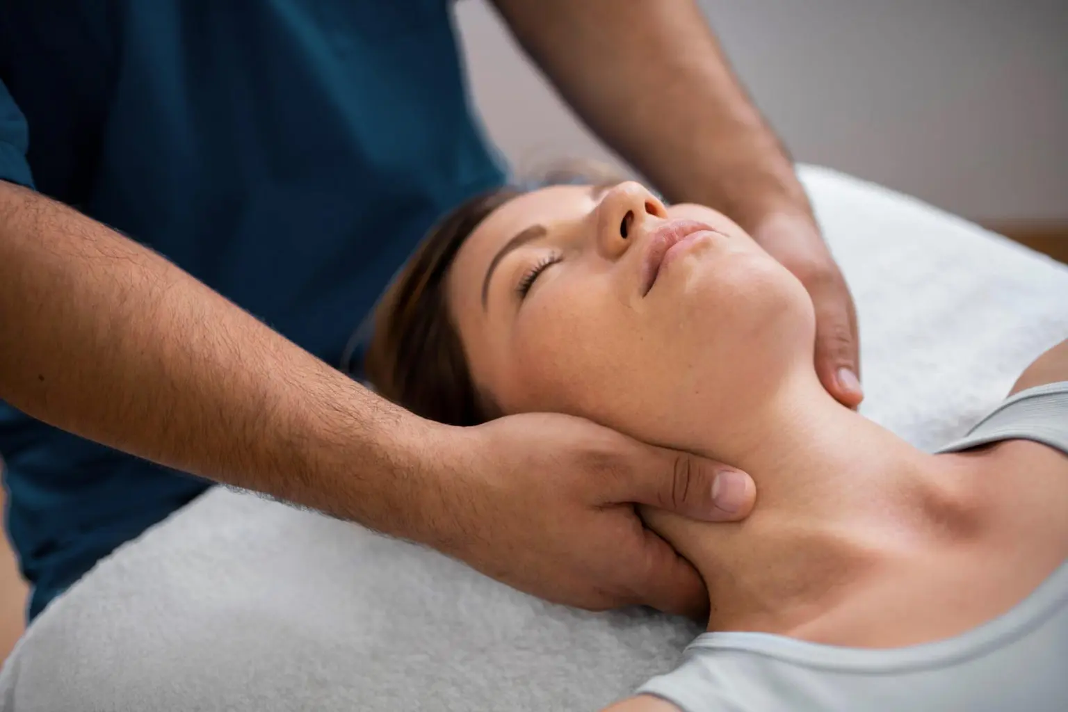 Fisioteràpia i osteopatia, fisioterapeuta amb una pacient