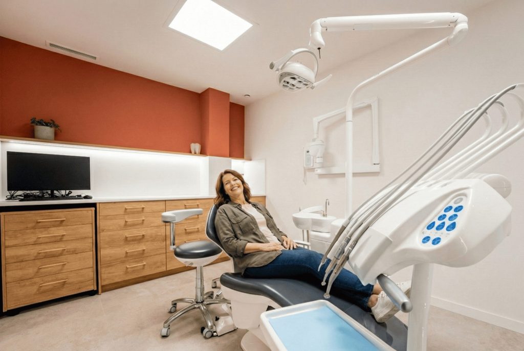 Mujer en edad de menopausia enseñando una sonrisa con una dentadura impecable.