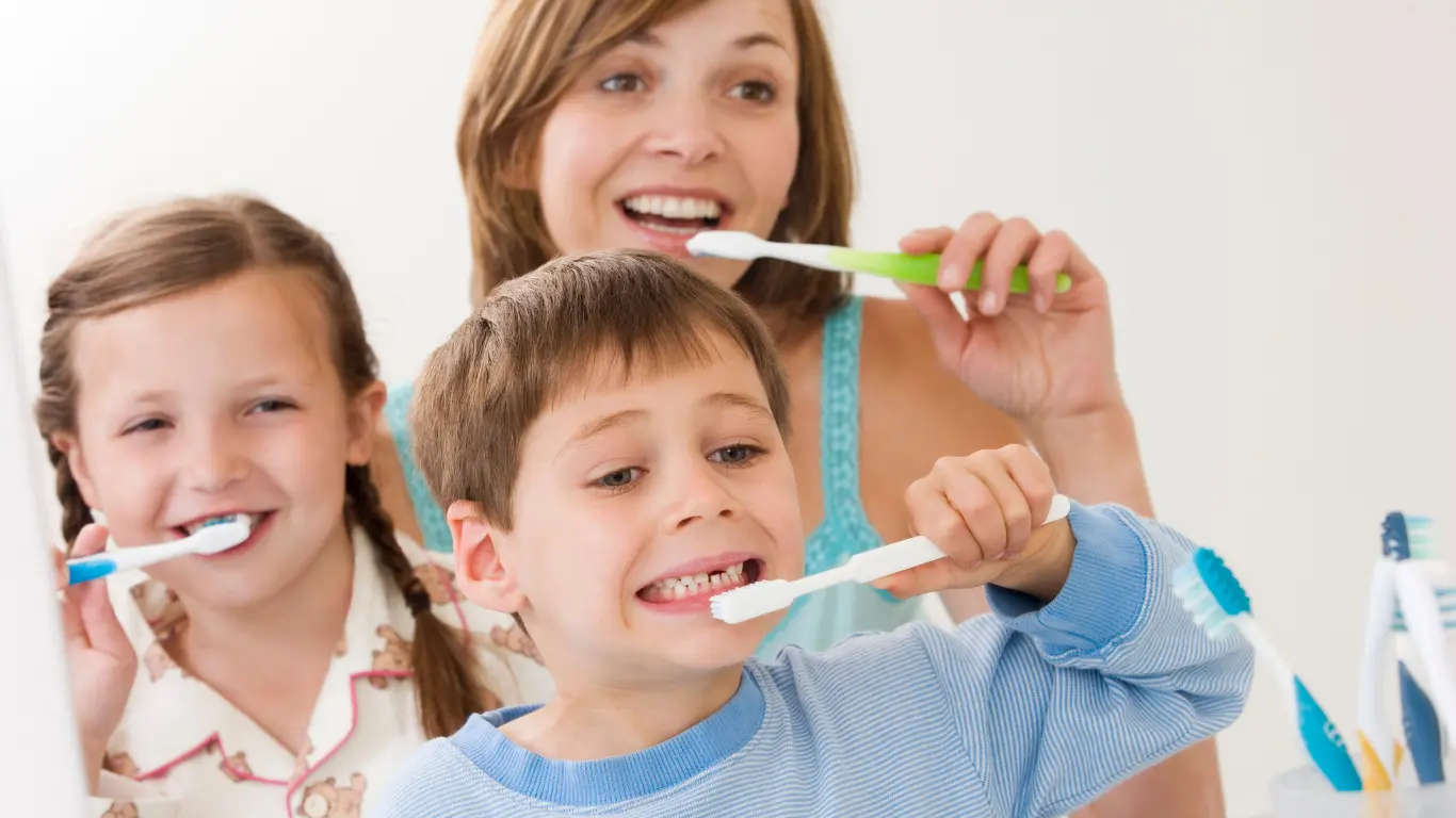 Educar a tus hijos sobre la limpieza bucodental es importante para prevenir caries en los dientes de leche.
